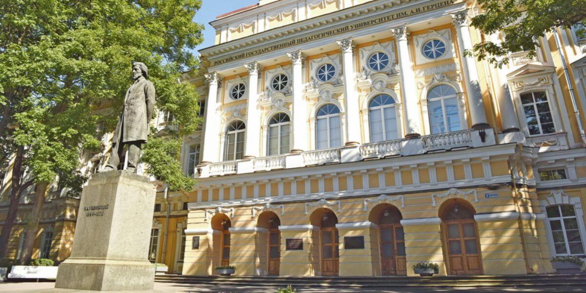 Khuôn viên mang nét đẹp cổ kính của trường Đại học Herzen