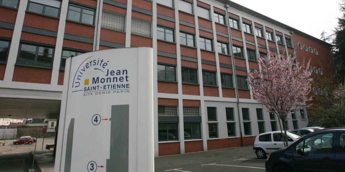 Khuôn viên rộng lớn của trường Đại học Jean Monnet