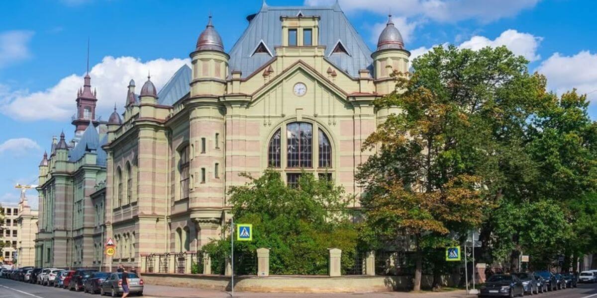 Khuôn viên mang đậm nét đẹp cổ điển của trường Đại học Kỹ thuật Điện Quốc gia Saint Petersburg