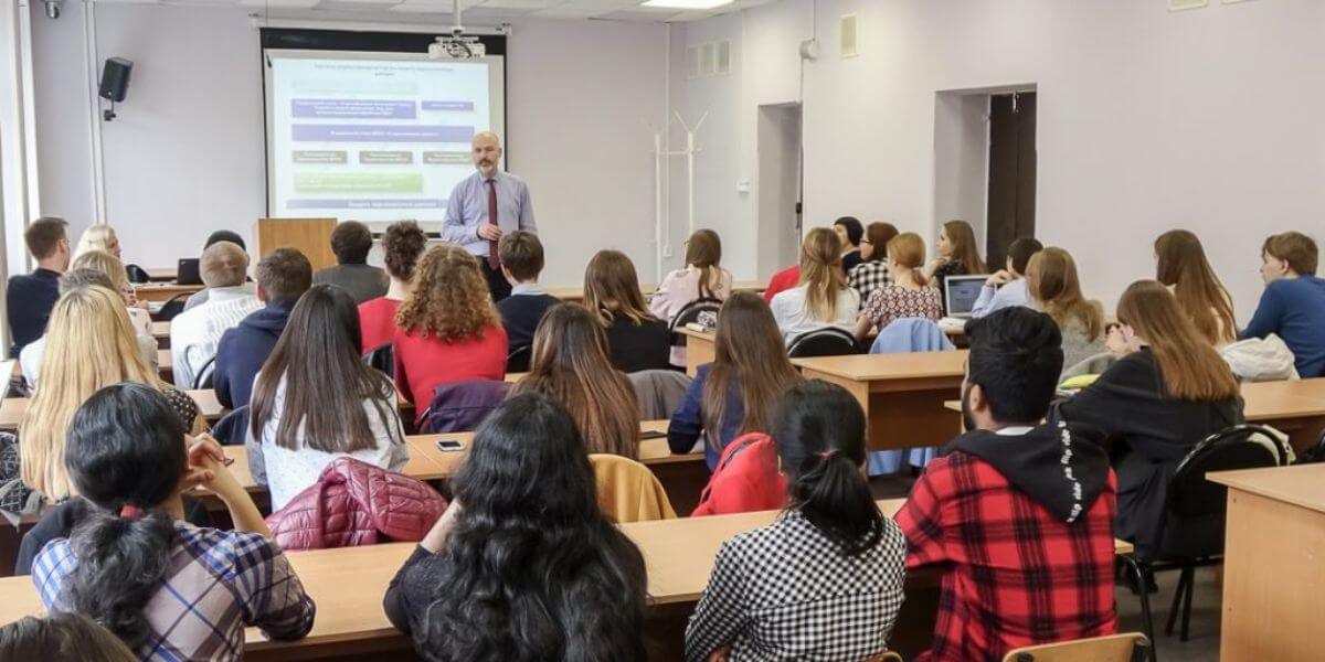 Sinh viên sẽ được hòa mình vào môi trường học tập năng động khi đến với trường Đại học Liên bang Bắc Cực