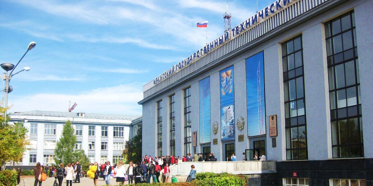 Khuôn viên của trường Đại học Nghiên cứu Kỹ thuật Quốc gia Irkutsk
