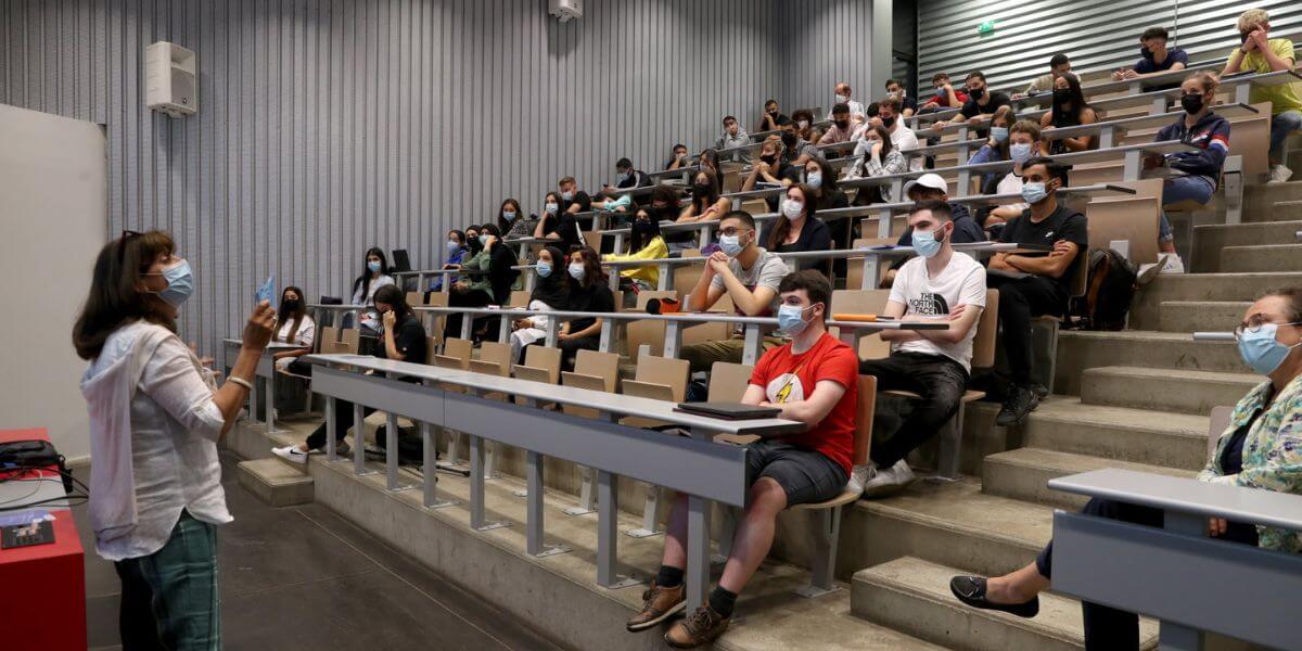 Các giảng viên luôn hỗ trợ hết mình cho sinh viên trong quá trình học tập