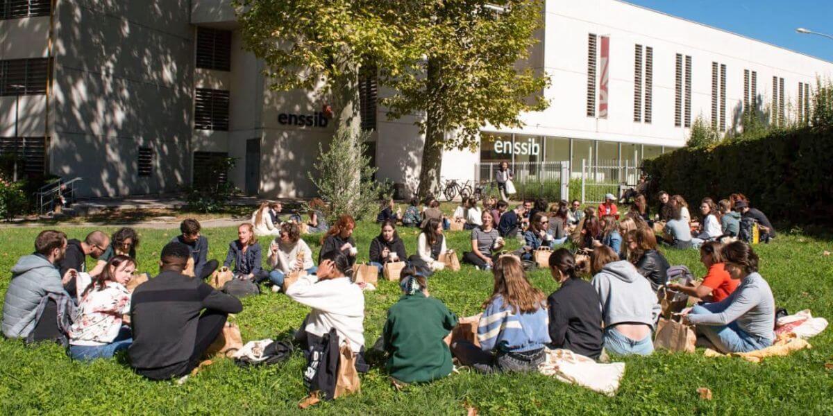 Trường khoa học thông tin và thư viện quốc gia Pháp là ngôi trường có chất lượng đào tạo cao