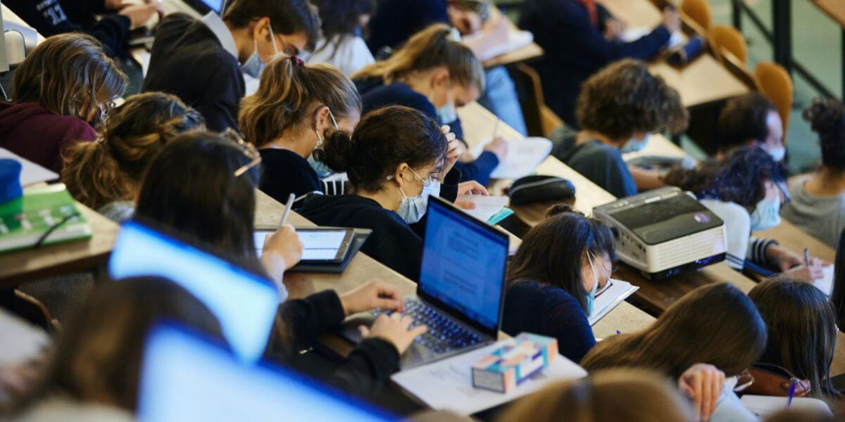 Sinh viên sẽ được học tập trong môi trường thân thiện khi đến với Viện Khoa học Đời sống Công nghiệp và Môi trường