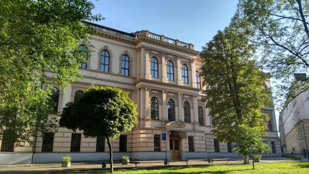 Khuôn viên rộng lớn của trường Đại học Bách khoa Quốc gia Lviv