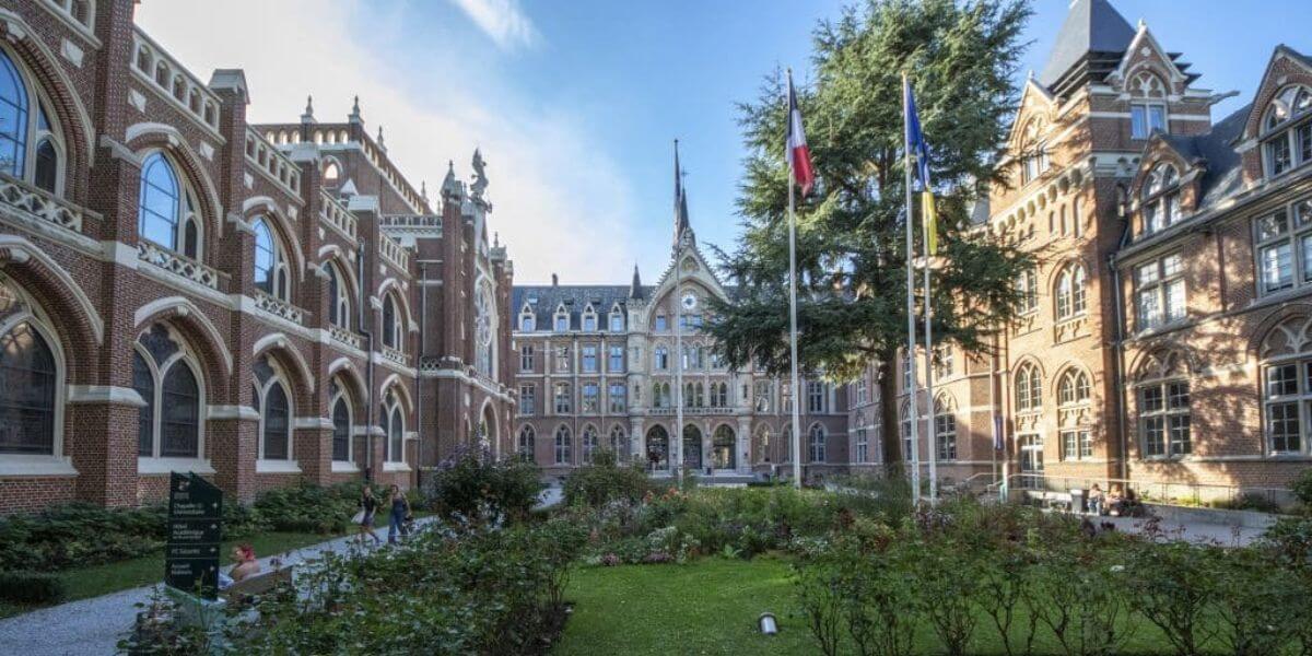 Khuôn viên cổ kính của trường Đại học công giáo Lille