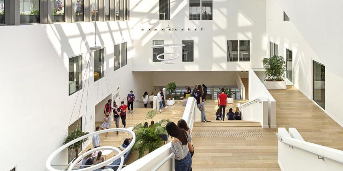 Không gian hiện đại tại trường Đại học Quản lý Normandy