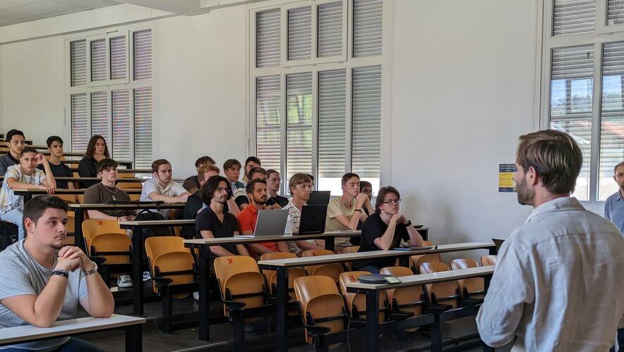 Các giảng viên trường Đại học ESIEA luôn hỗ trợ sinh viên trong quá trình học tập