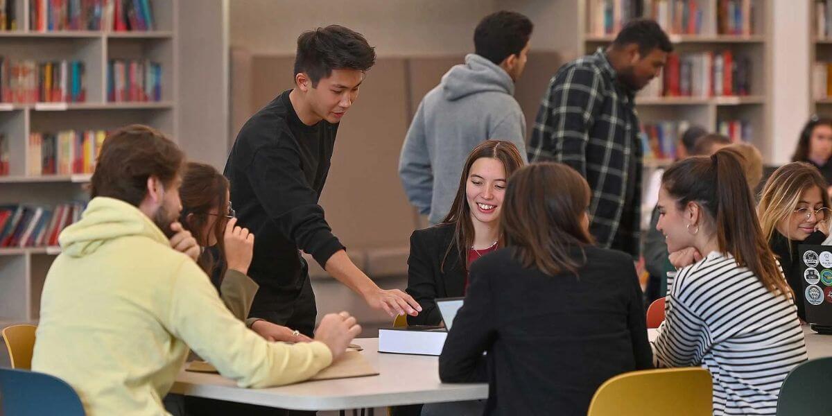 Trường Đại học ESIEE Paris luôn chào đón mọi sinh viên đến tham gia học tập