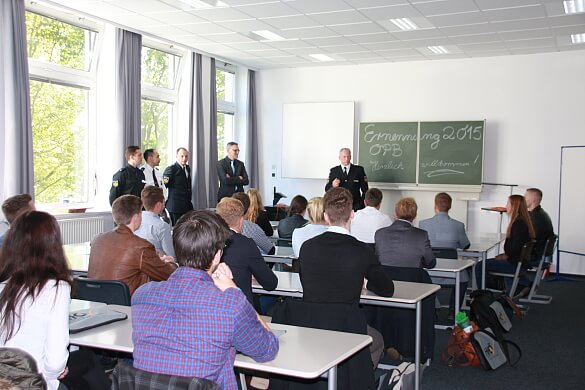 Trường Đại học Hành chính Công Bremen đã thu hút nhiều sinh viên đến học tập nhờ vào đội ngũ giảng viên chuyên nghiệp