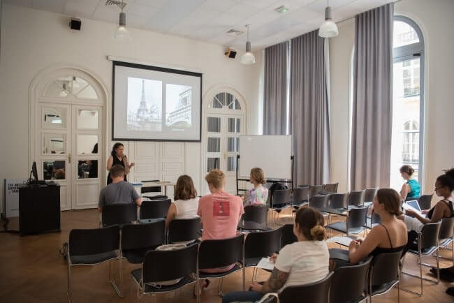 Các giảng viên trường Đại học Mỹ tại Paris luôn mang đến cho sinh viên nhiều tiết học thú vị