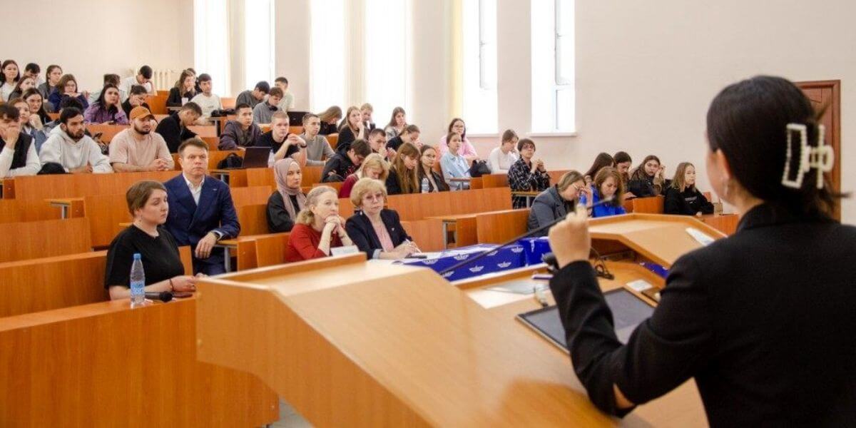 Các giảng viên luôn tích cực hỗ trợ sinh viên trong quá trình học tập và nghiên cứu