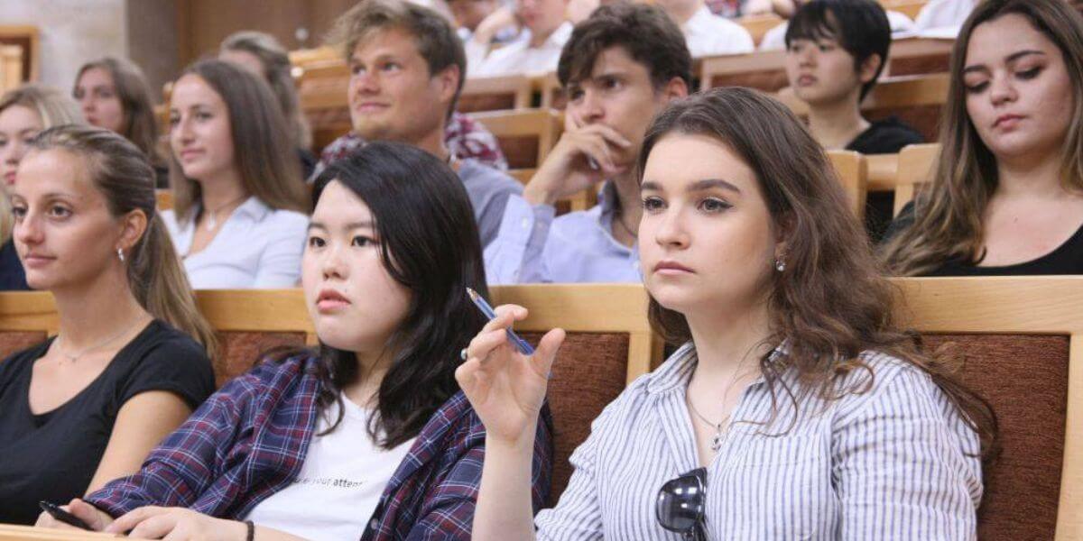 Nhiều sinh viên trong và ngoài nước đã đến tham gia học tập tại trường Đại học Quốc gia Quan hệ Quốc tế Moscow