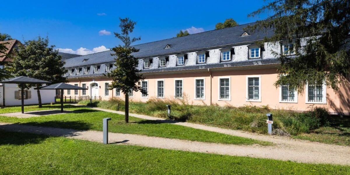 Khuôn viên mang đậm nét đẹp hiện đại và cổ kính của trường Đại học Tư pháp Schwetzingen