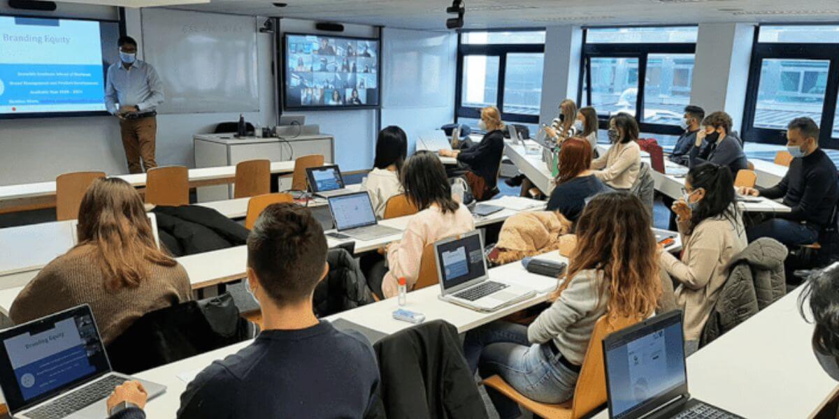 Bầu không khí học tập tích cực tại trường Quản lý Grenoble