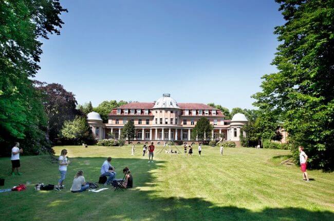 Khuôn viên rộng lớn của trường Y khoa MSB Berlin