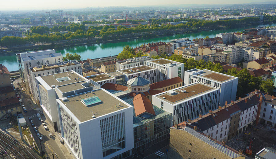 Khuôn viên rộng lớn của trường Đại học Công giáo Lyon