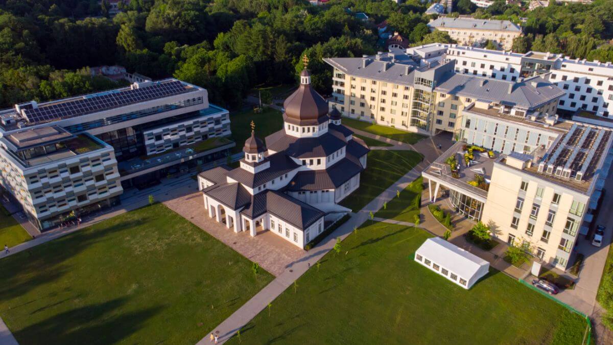 Khuôn viên mang nét đẹp độc đáo của trường Đại học Công giáo Ukraina
