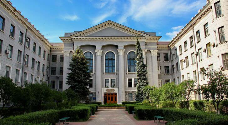 Khuôn viên rộng lớn của trường Đại học Điện tử Vô tuyến Quốc gia Kharkiv