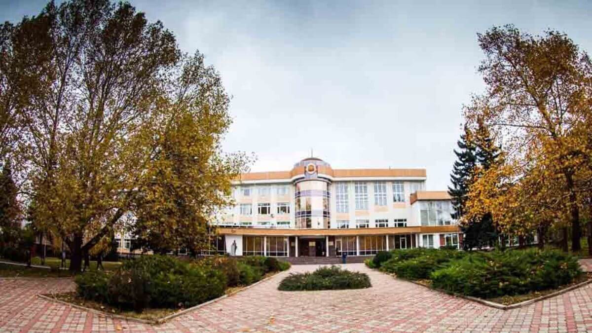 Khuôn viên rộng lớn của trường Đại học Quốc gia V I Vernadsky Taurida