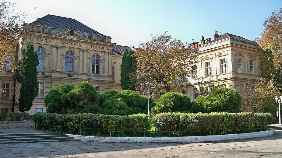 Khuôn viên mang đậm nét đẹp cổ kính của trường Đại học Y khoa Quốc gia Danylo Halytsky Lviv