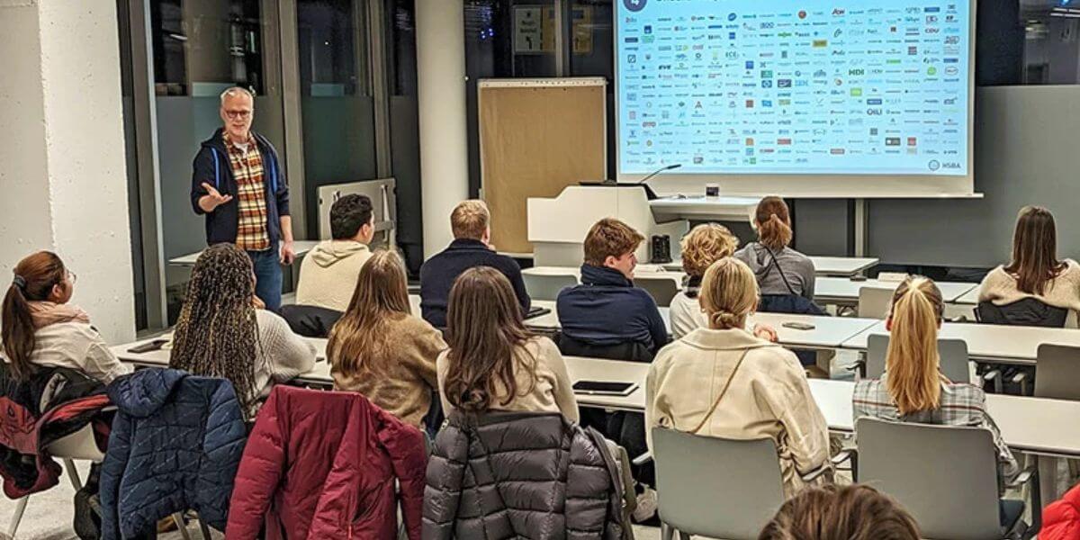 Các giảng viên của Trường Quản trị Kinh doanh Hamburg luôn đồng hành cùng sinh viên trên con đường học tập