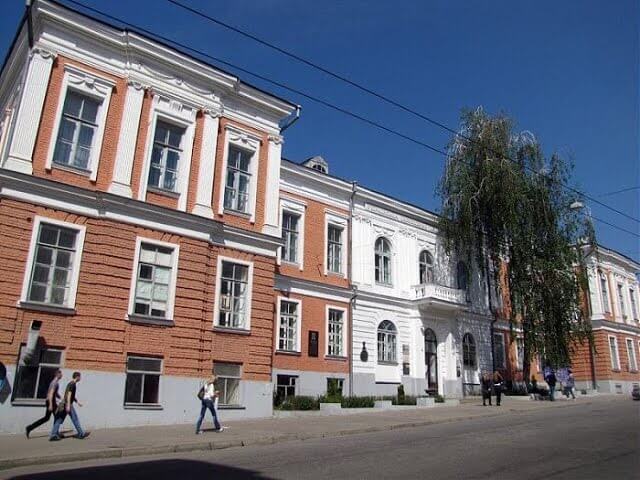 Học viện Kỹ thuật và Sư phạm Ukraina là cơ sở giáo dục nổi tiếng và có chất lượng đào tạo cao