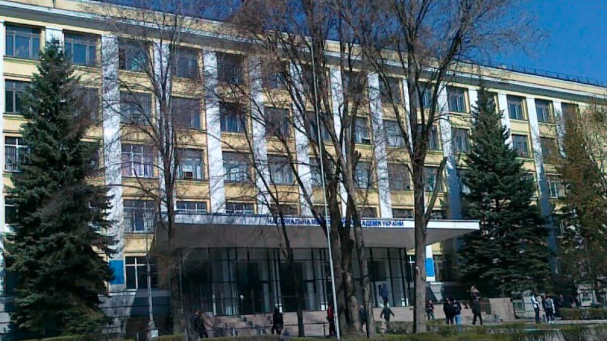 Khuôn viên rộng lớn của Học viện Luyện kim Quốc gia Ukraina