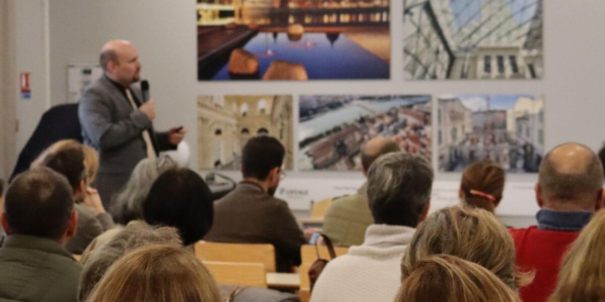 Các giảng viên của trường Cao đẳng Kỹ thuật Xây dựng Paris luôn hỗ trợ hết mình cho sinh viên trong học tập