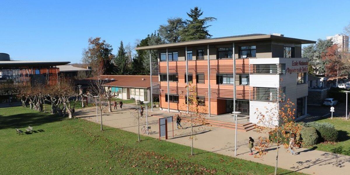 Khuôn viên rộng lớn của trường Đại học Kỹ sư Quốc gia Tarbes
