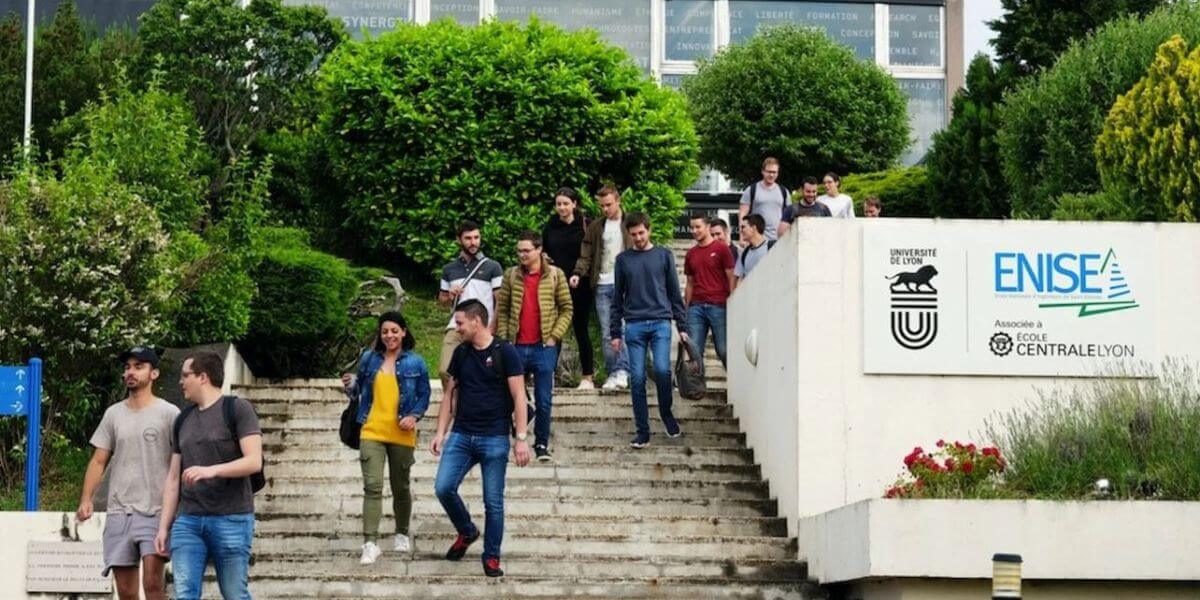 Trường Đại học Kỹ thuật Quốc gia Saint-Étienne đã thu hút nhiều sinh viên đến tham gia học tập