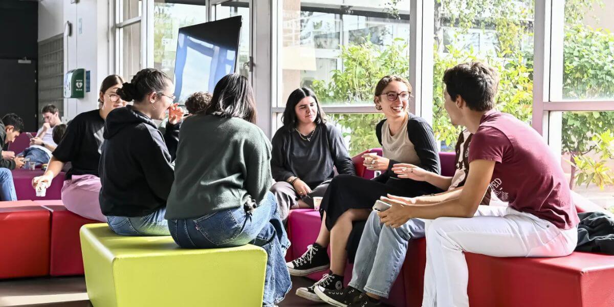 Sinh viên sẽ có thêm nhiều cơ hội giao lưu học tập khi đến với trường Đại học Kỹ thuật Quốc gia Saint-Étienne