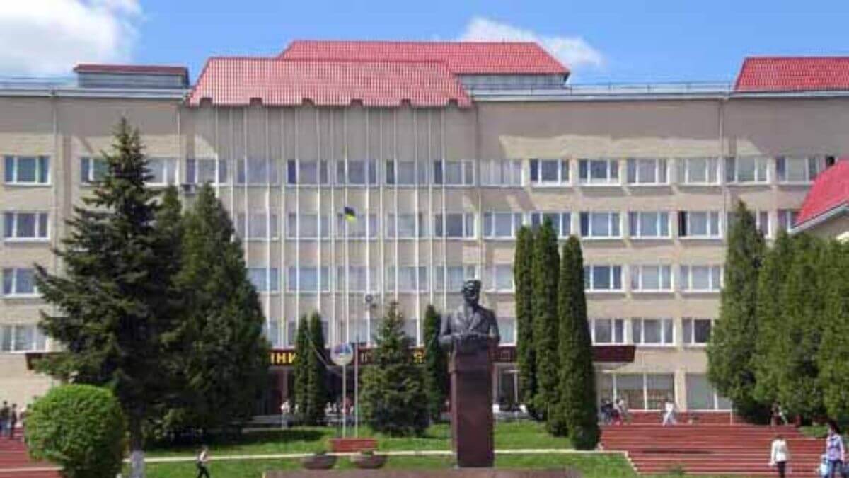 Khuôn viên của trường Đại học Sư phạm Quốc gia Ternopil Volodymyr Hnatiuk