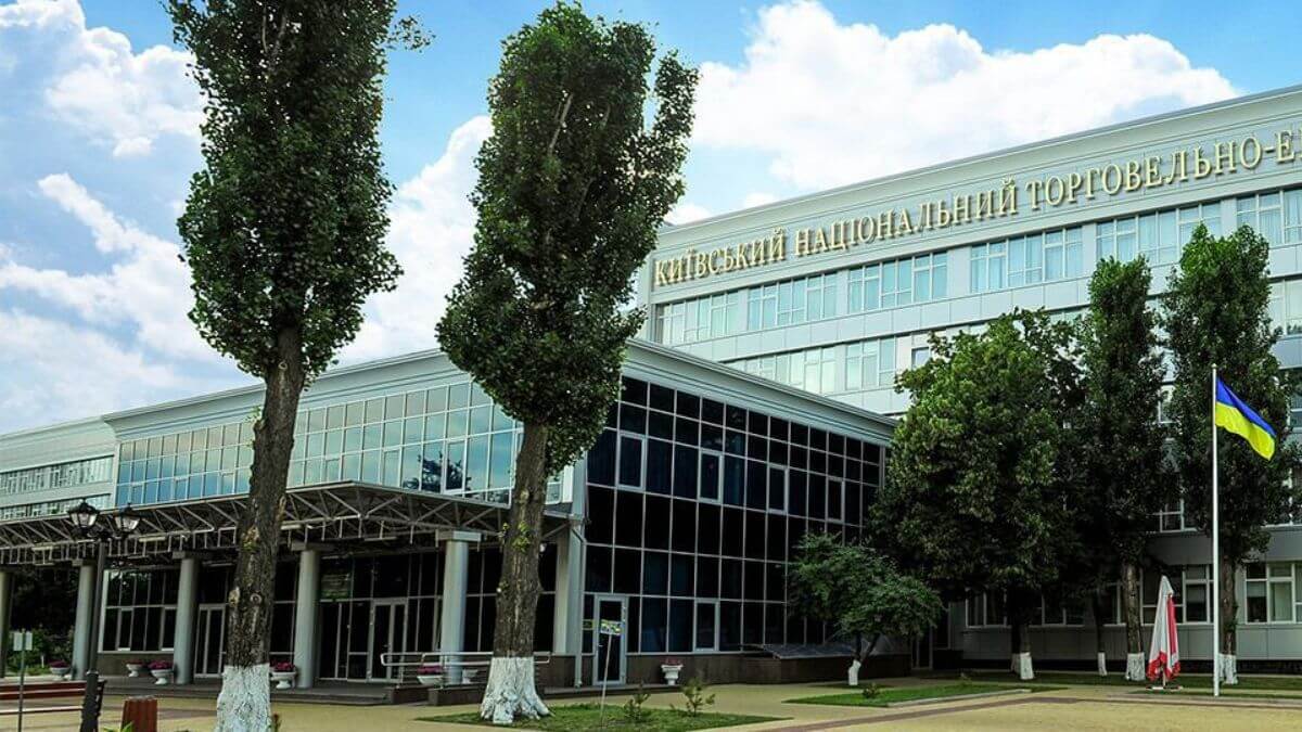 Khuôn viên hiện đại của trường Đại học Thương mại và Kinh tế Quốc gia Kyiv