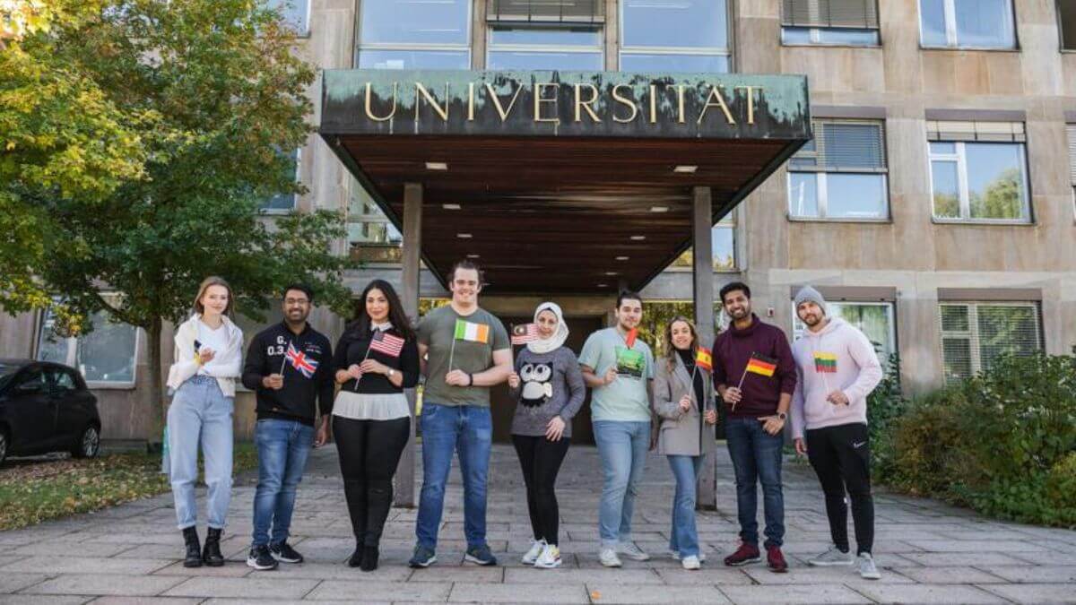 Trường Đại học Thương mại và Kinh tế Quốc gia Kyiv luôn chào đón mọi sinh viên đến tham gia học tập