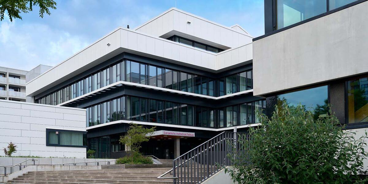Hệ thống cơ sở vật chất hiện đại tại trường Đại học Tin Lành Freiburg