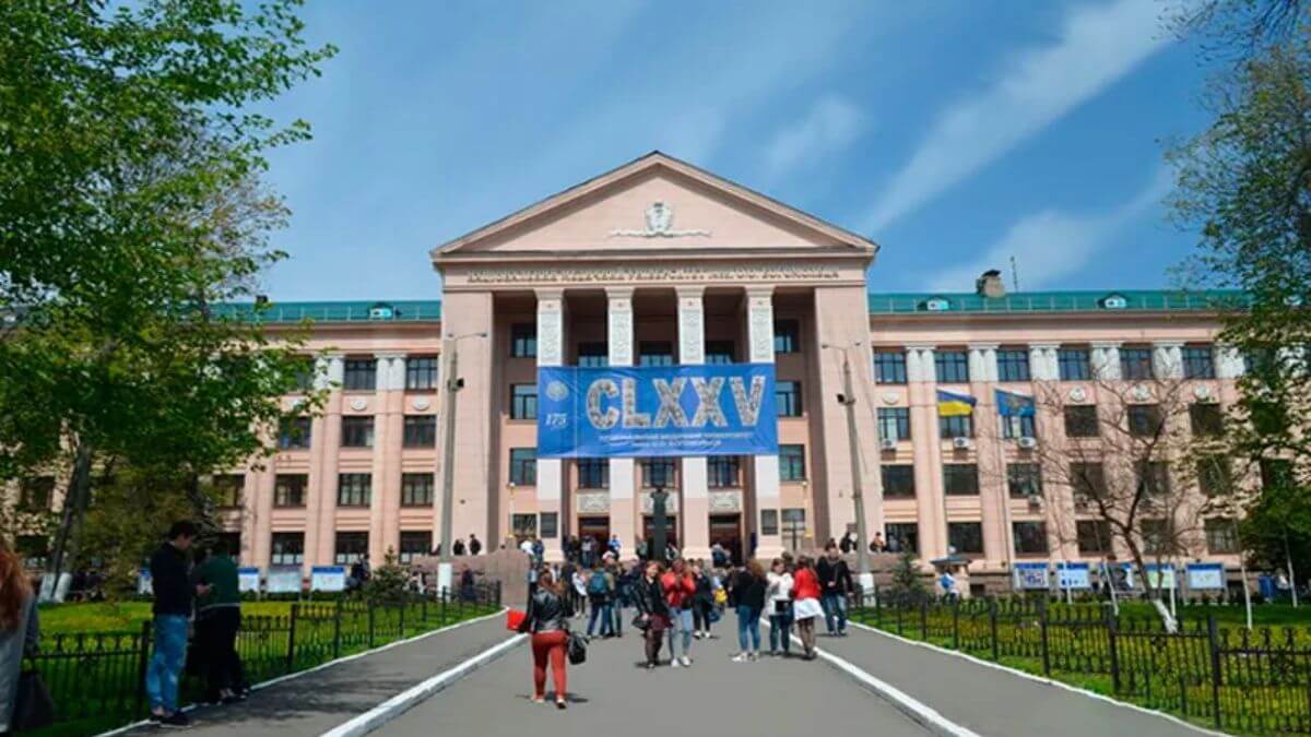 Khuôn viên rộng lớn của trường Đại học Y khoa Quốc gia Bogomolets