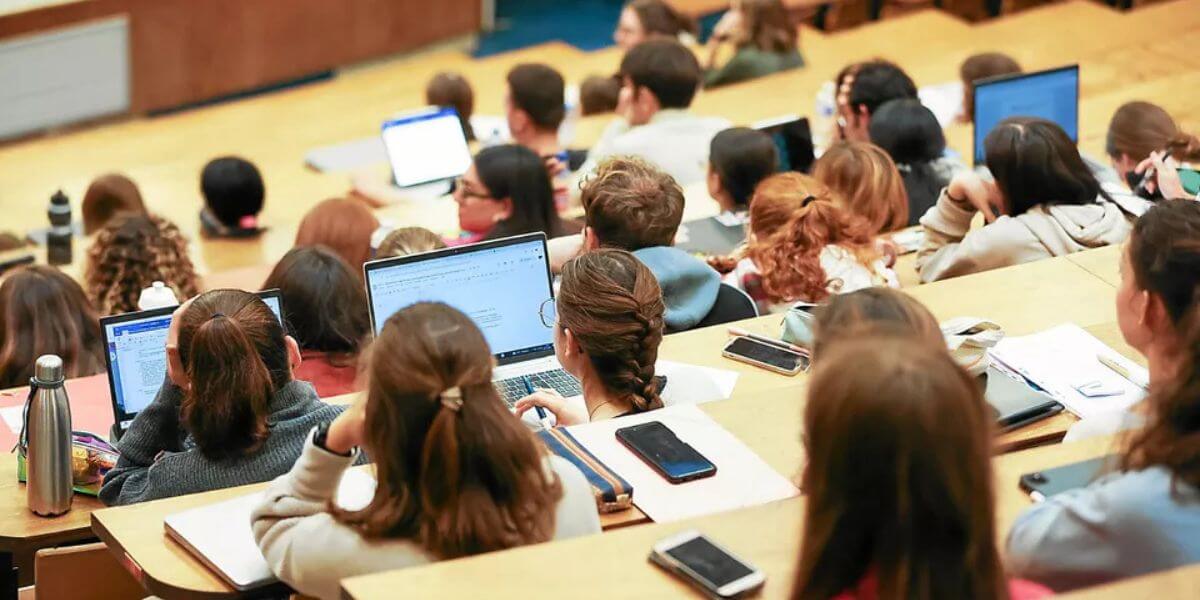 Sinh viên luôn tích cực học tập khi đến với trường Kỹ sư Điện tử Miền Tây