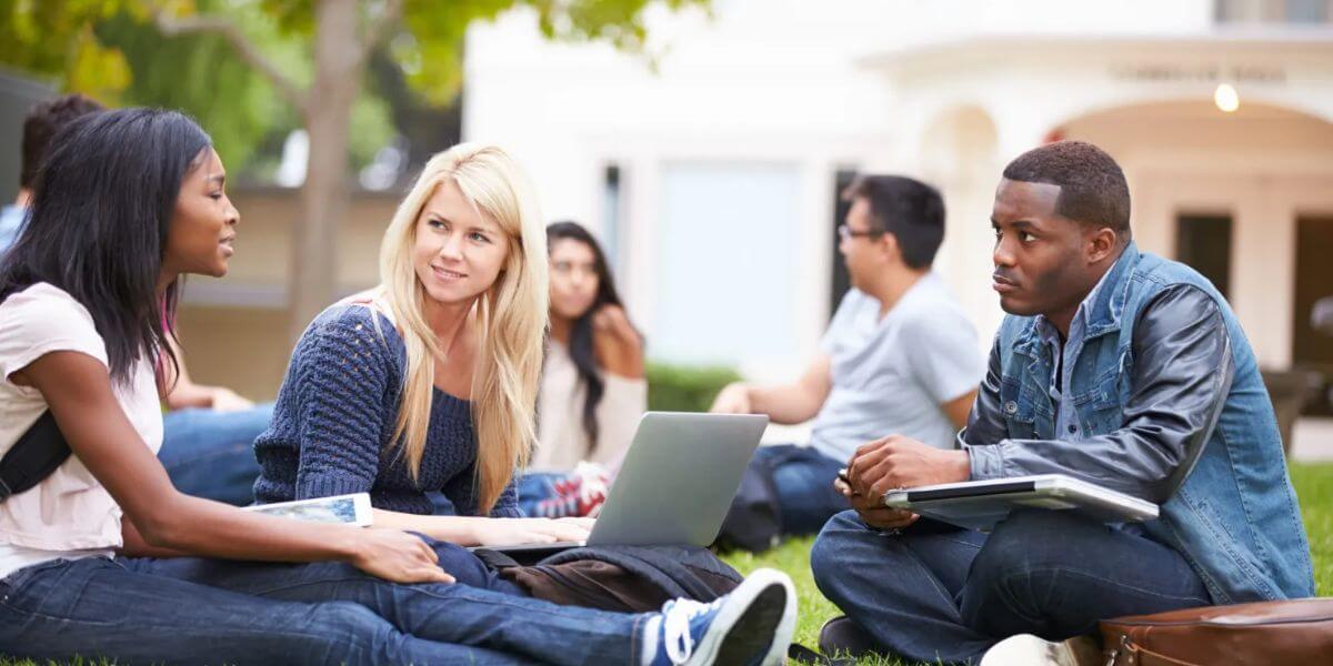 Sinh viên sẽ được hòa mình vào môi trường học tập thân thiện khi đến với trường Kỹ sư Paris