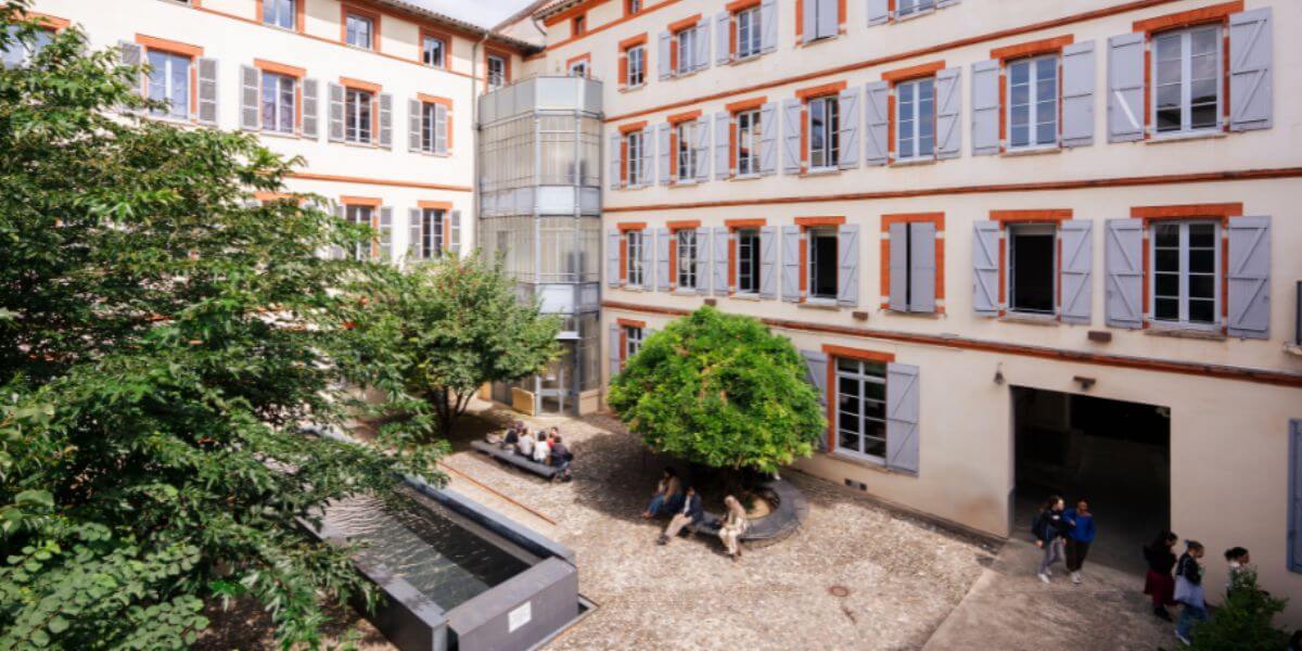 Học viện Công giáo Toulouse là một trong những ngôi trường có bề dày lịch sử lâu đời tại Pháp