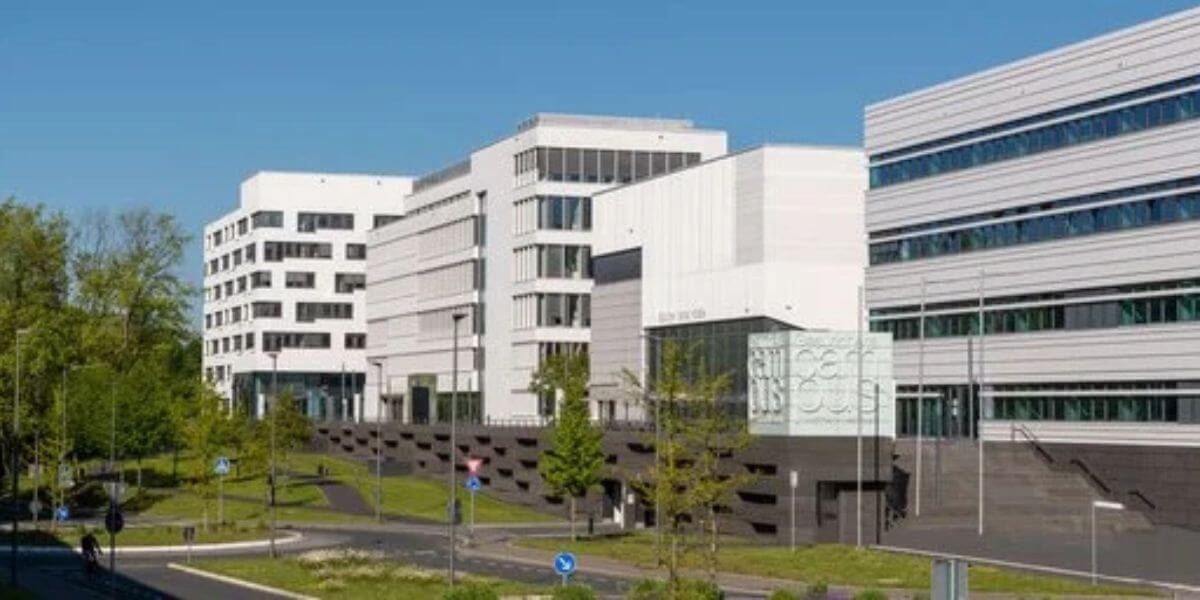Khuôn viên hiện đại của trường Đại học Khoa học Sức khỏe