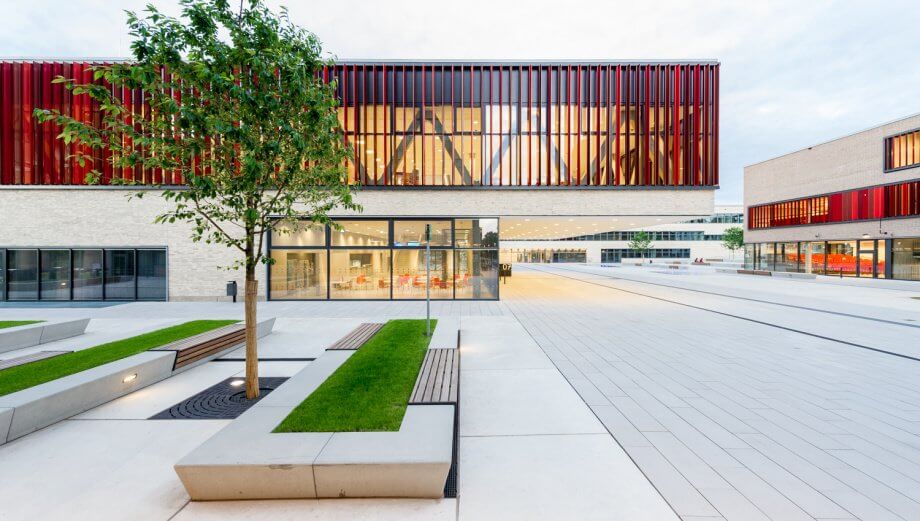 Khuôn viên rộng rãi, thoáng mát của trường Đại học Khoa học Ứng dụng Ruhr West