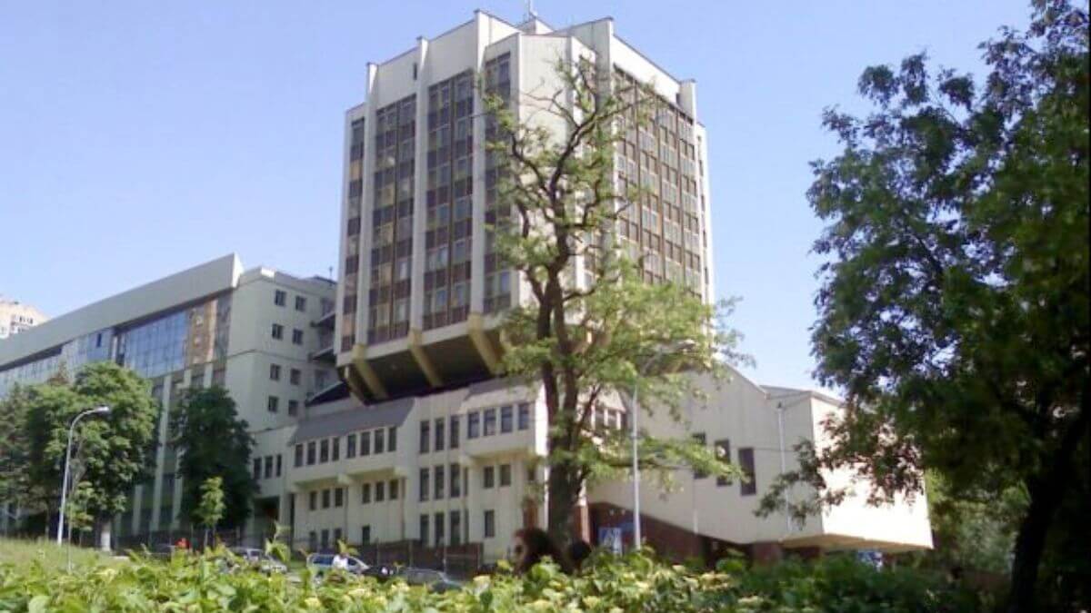 Khuôn viên rộng lớn của trường Đại học Ngôn ngữ Quốc gia Kyiv