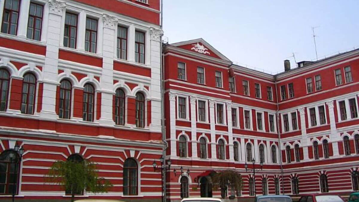 Khuôn viên rộng lớn của trường Đại học Quốc gia Kamianets-Podilskyi Ivan Ohiienko