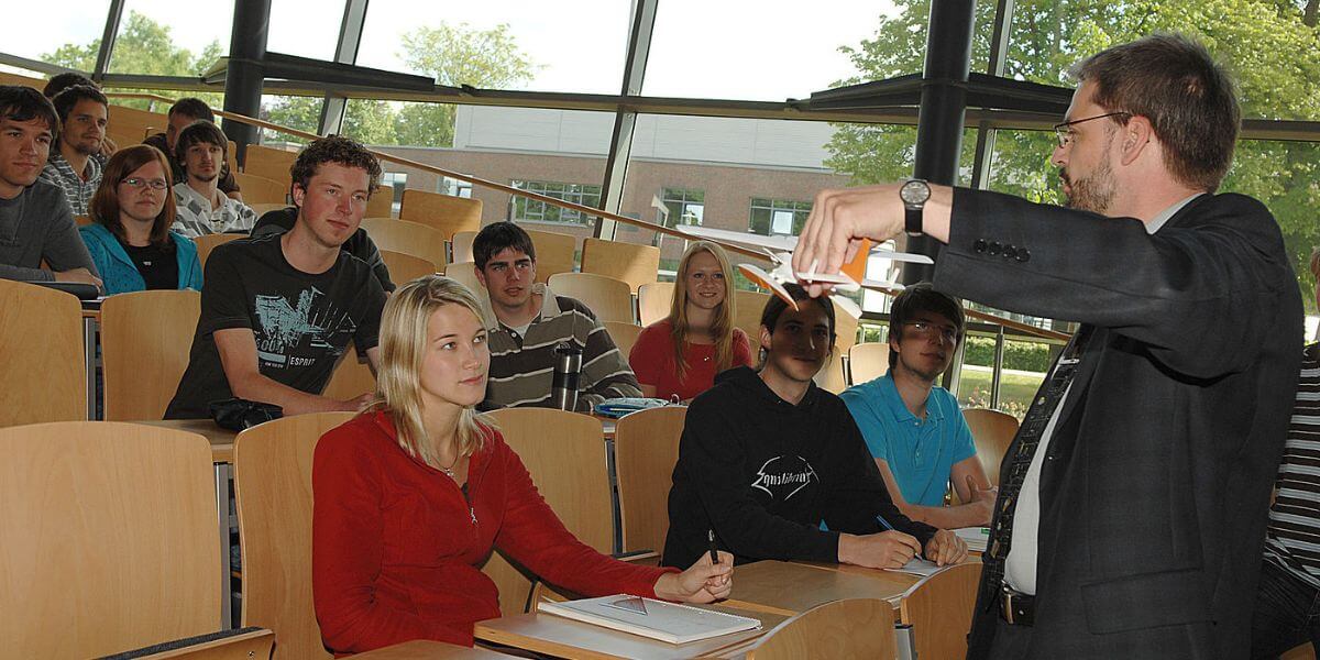 Các giảng viên của trường Đại học Tư thục Gottingen luôn tích cực hỗ trợ sinh viên trong quá trình học tập