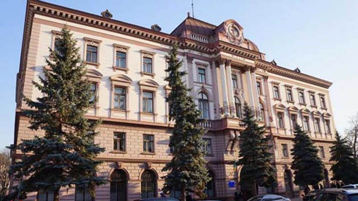 Khuôn viên rộng lớn của trường Đại học Y khoa Quốc gia Ivano-Frankivsk