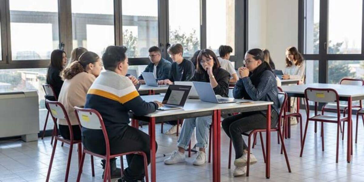 Bầu không khí học tập tích cực tại trường Quản lý và Thương mại Occitanie