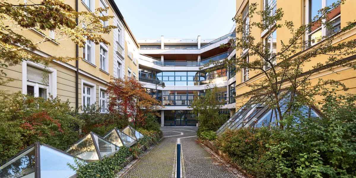 Khuôn viên hiện đại của trường Triết học Munich