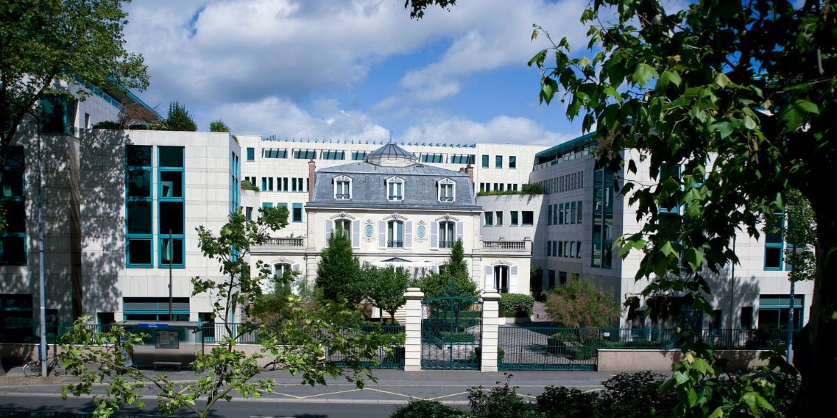 Khuôn viên xinh đẹp của Học viện Dầu khí Pháp