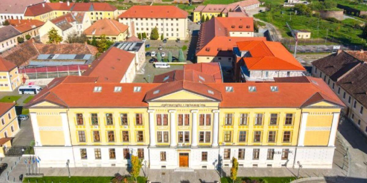 Khuôn viên rộng lớn của trường Đại học 1/12/1918